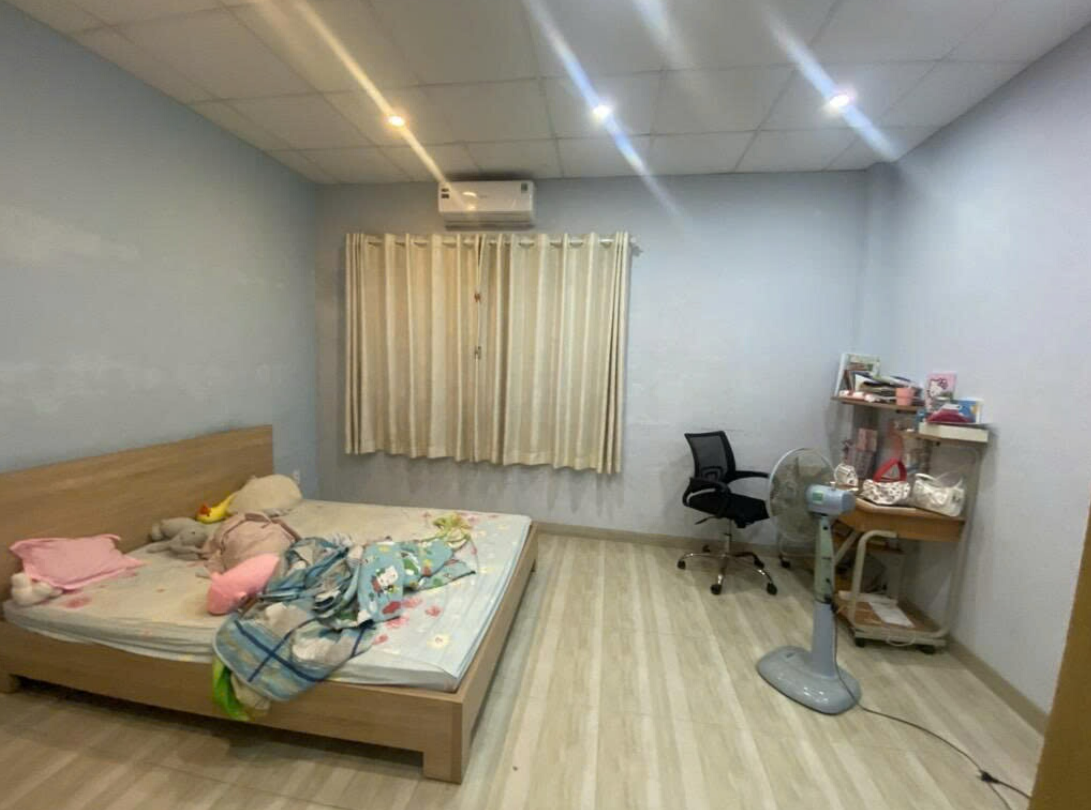 Nhà ngay cạnh SVĐ Manchester Hiệp Bình Phước. Khu vực xung quanh nhà toàn Biệt Thự.